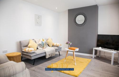 Newcastle-Under-Lyme Apartment | The Knutton House - Spacious & Elegant 3BR By Parydise Properties - Leisure & Business Stays - Sleeps 7