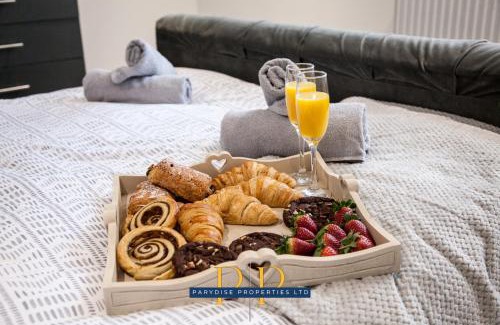 Newcastle-Under-Lyme Apartment | The Knutton House - Spacious & Elegant 3BR By Parydise Properties - Leisure & Business Stays - Sleeps 7