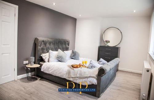 Newcastle-Under-Lyme Apartment | The Knutton House - Spacious & Elegant 3BR By Parydise Properties - Leisure & Business Stays - Sleeps 7