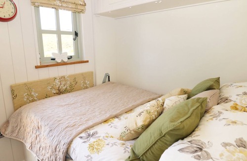 Upper Hulme Cottage | THE LABURNUM RETREAT, with hot tub in Upper Hulme