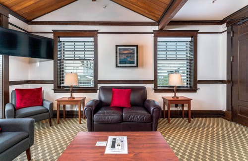 Chelan Condo | The Landing 201 Luxury King Suite with Balcony