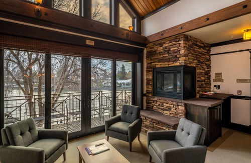 Chelan Condo | The Landing 206 Queen Suite with Jetted Tub
