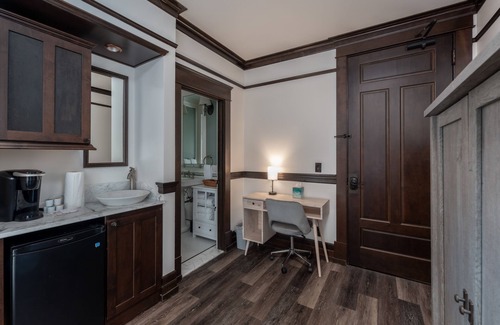 Chelan Condo | The Landing 212 Balcony w/lake views!