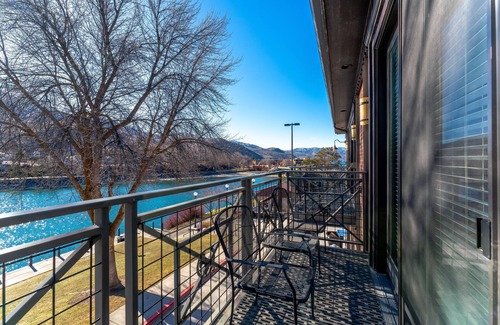 Chelan Condo | The Landing 212 Balcony w/lake views!
