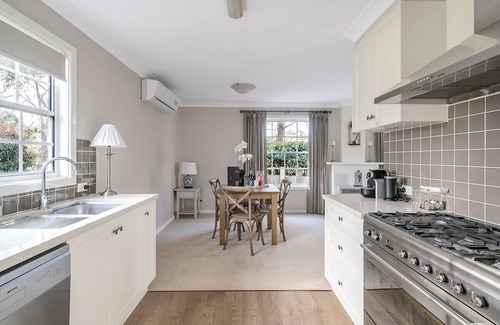 Burradoo Cottage | The Lauretana Cottage - Heart of Bowral w/pool!