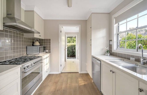 Burradoo Cottage | The Lauretana Cottage - Heart of Bowral w/pool!