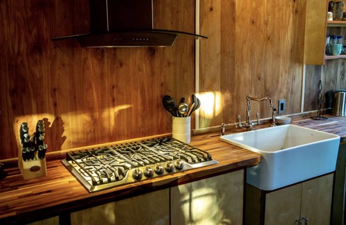 Morongo Valley House | The Library at The Sea of Tranquility w/Pool, Hot Tub & Outdoor Kitchen