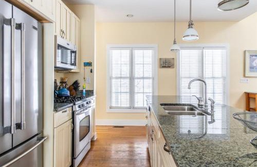 Union Pier House | The Lighthouse in Lakeshore Cottages