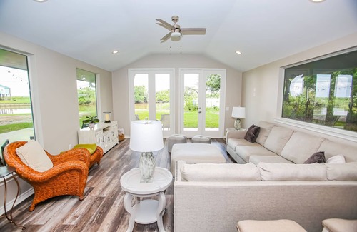 Cedar Lane House | The Lil' Pearl , the NEWEST Caney Creek Vacation Destination With Pool!