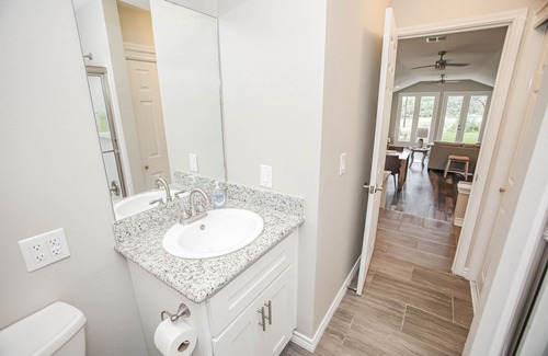 Cedar Lane House | The Lil' Pearl , the NEWEST Caney Creek Vacation Destination With Pool!