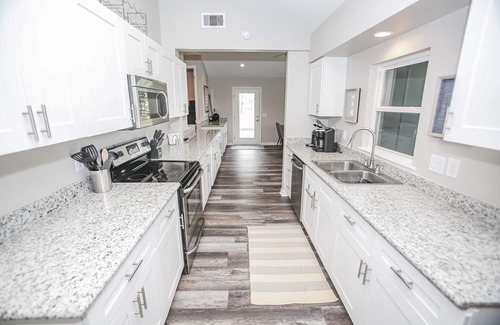 Cedar Lane House | The Lil' Pearl , the NEWEST Caney Creek Vacation Destination With Pool!