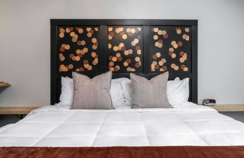 Ellicottville Cabin | The Lincoln Boutique Motel- Upper Deluxe King #12