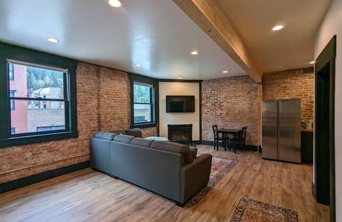 Wallace Apartment | The Linden Lofts at Albertini’s- Downtown Luxury Loft #4