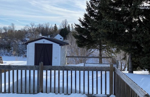 Timiskaming District House | The Little Green House :2 bedroom house on river, short walk to downtown core