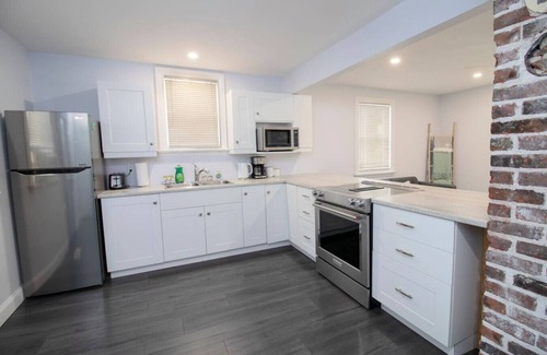 Midland House | The Little Lake House-Cozy 2Bdrm