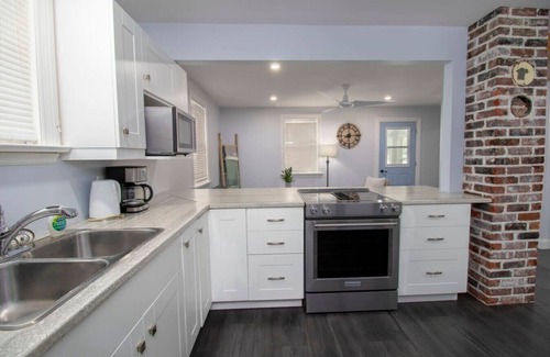 Midland House | The Little Lake House-Cozy 2Bdrm