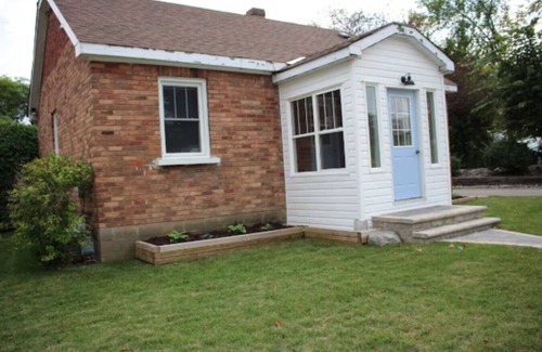 Midland House | The Little Lake House-Cozy 2Bdrm