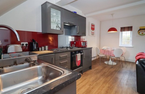 Milton-under-Wychwood House | THE LITTLE WHITE COTTAGE, family friendly in Milton-Under-Wychwood