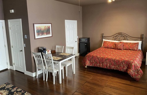 Lockhart Bed & Breakfast | The Lockhart Courthouse View on the Square 20 min. to ABIA & CotA; BBQ & Music