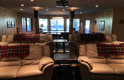 Oakley Cabin | The Lodge. A large but cozy cabin in the beautiful city of Oakley.