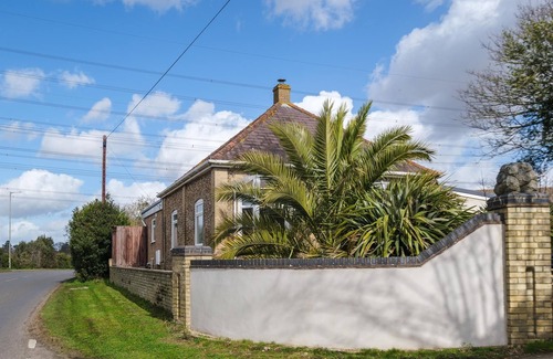 Aldringham Cottage | The Lodge, Aldringham - sleeps 4 guests in 2 bedrooms