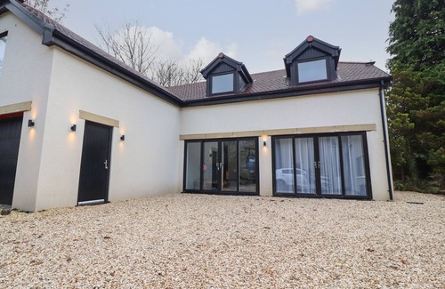 Whalley Cottage | THE LODGE AT BRIDGEWAY, pet friendly, with a garden in Whalley