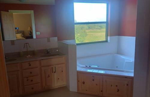 Montier Cabin | The Lodge @ Stormy Mountain Ranch Close drive to Emience and surrounding springs