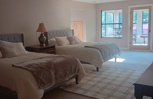 Montier Cabin | The Lodge @ Stormy Mountain Ranch Close drive to Emience and surrounding springs