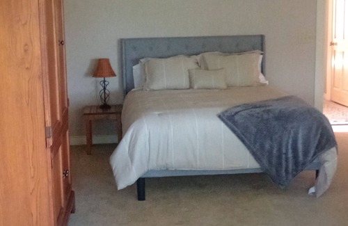 Montier Cabin | The Lodge @ Stormy Mountain Ranch Close drive to Emience and surrounding springs