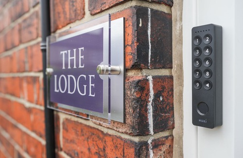 Handsworth House | The Lodge: stylish modern 3 bedroom home from home (3-6 beds) & free parking