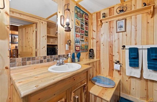 Custer Bed & Breakfast | The Lodge Suite at Dakota Dream B&B. Secluded, Close to Custer, Great Breakfast!