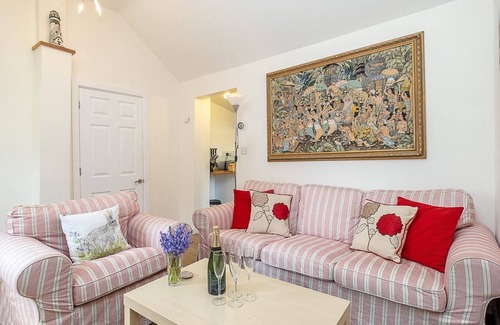 Saxmundham Cottage | The Lodge, Thatched Cottage - sleeps 4 guests in 2 bedrooms
