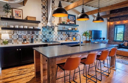 De Pere Apartment | the Loft @ 417 - uniquely renovated downtown loft