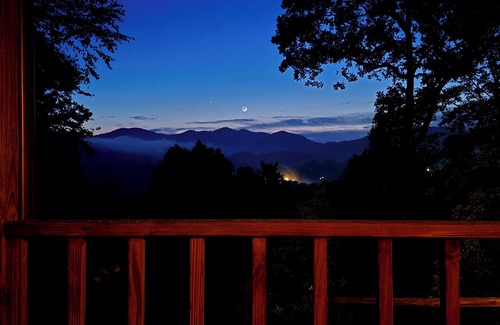 Franklin Cabin | The Loft: Cabin Getaway w/Covered Porch & Stunning Mountain Views