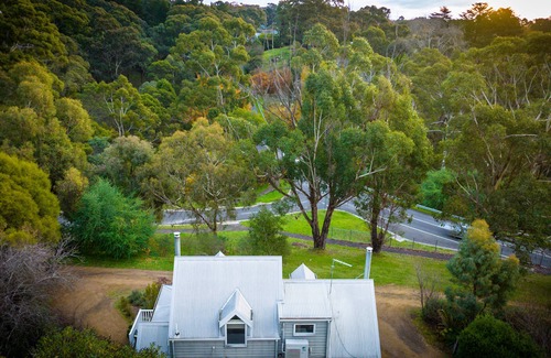 Hepburn Springs House | The Loft (fire+spa in centre of Hepburn Springs)