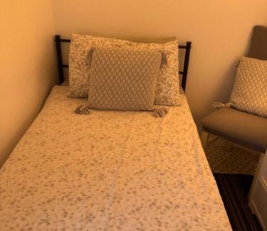 Welford Bed & Breakfast | THE LOG CABIN no neighbours sleeps up to 5 people Free parking Bfst drinks PET FRIENDLY
