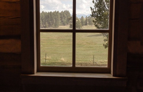 Lewistown Cabin | The Log House, Montana. Handmade & luxurious cabin. 10 min from Main St.