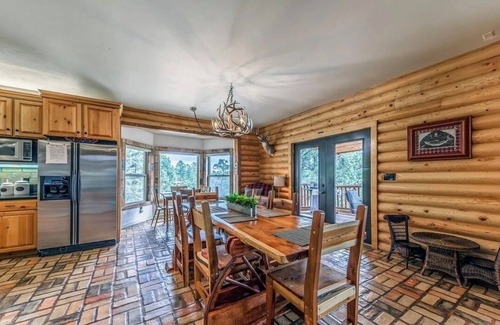 Ruidoso Cabin | The Log Out Lodge, formerly Heaven's Peak, is a 5-bedroom cabin near Midtown