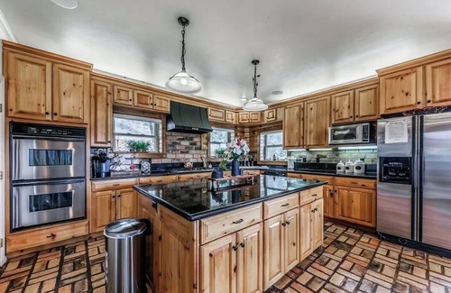 Ruidoso Cabin | The Log Out Lodge, formerly Heaven's Peak, is a 5-bedroom cabin near Midtown