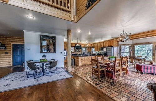 Ruidoso Cabin | The Log Out Lodge, formerly Heaven's Peak, is a 5-bedroom cabin near Midtown