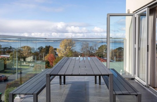 Taroona House | The Lookout - spacious, modern, group retreat