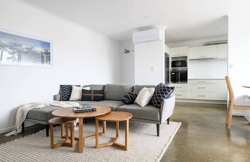 St Kilda Apartment | The Lookout Sunny St Kilda Contemporary