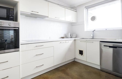 St Kilda Apartment | The Lookout Sunny St Kilda Contemporary