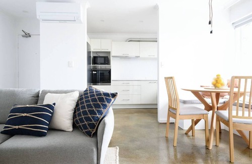 St Kilda Apartment | The Lookout Sunny St Kilda Contemporary
