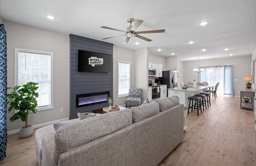 Clarksville House | The Lopez Lounge in Downtown (1018 Main St)