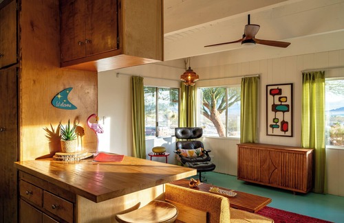 Joshua Tree House | The Lost Flamingo Retro Retreat Pool/Spa/EV/Views!