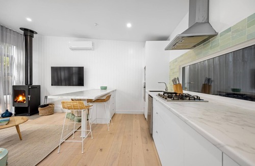 Blairgowrie House | The Love Shack, Blairgowrie - Romantic, private bungalow, walk to Blairgowrie village and beach