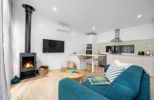 Blairgowrie House | The Love Shack, Blairgowrie - Romantic, private bungalow, walk to Blairgowrie village and beach