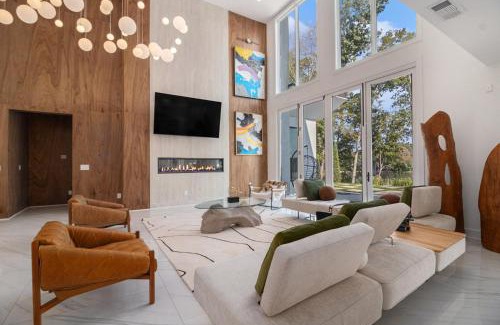 Jonesboro House | The Luxe Lakeside Retreat