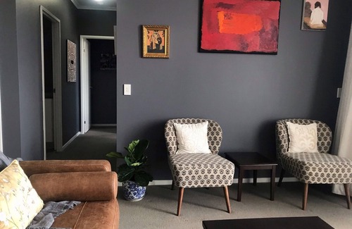 Gladstone Apartment | The Lyne Suite @ Curtis Apartments